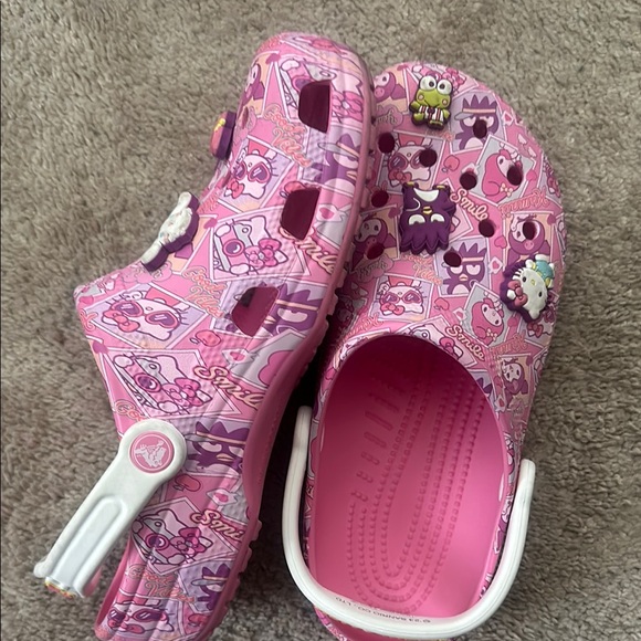 Hello Kitty Crocs - Picture 2 of 5